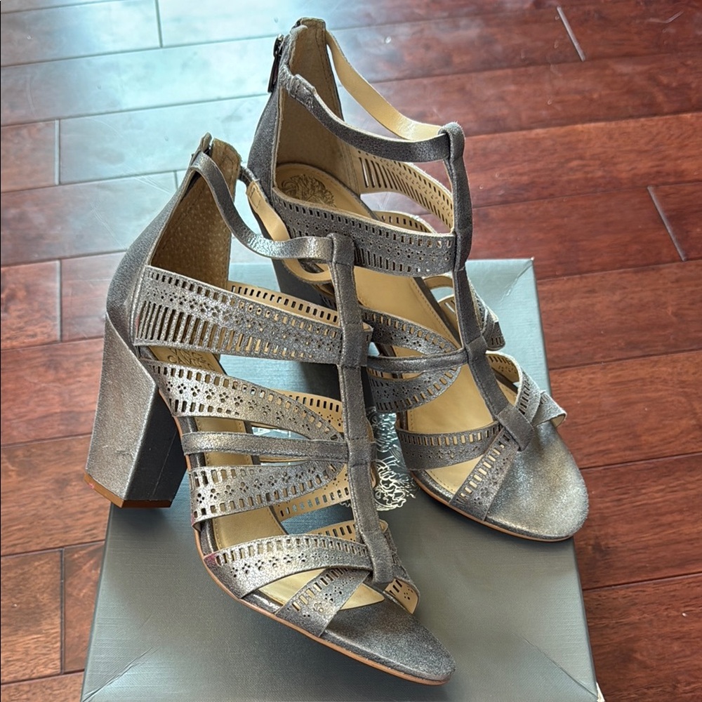 NIB Vince Camuto Nizana Metallic Silver Leather Laser Cut Sandal Heels 10